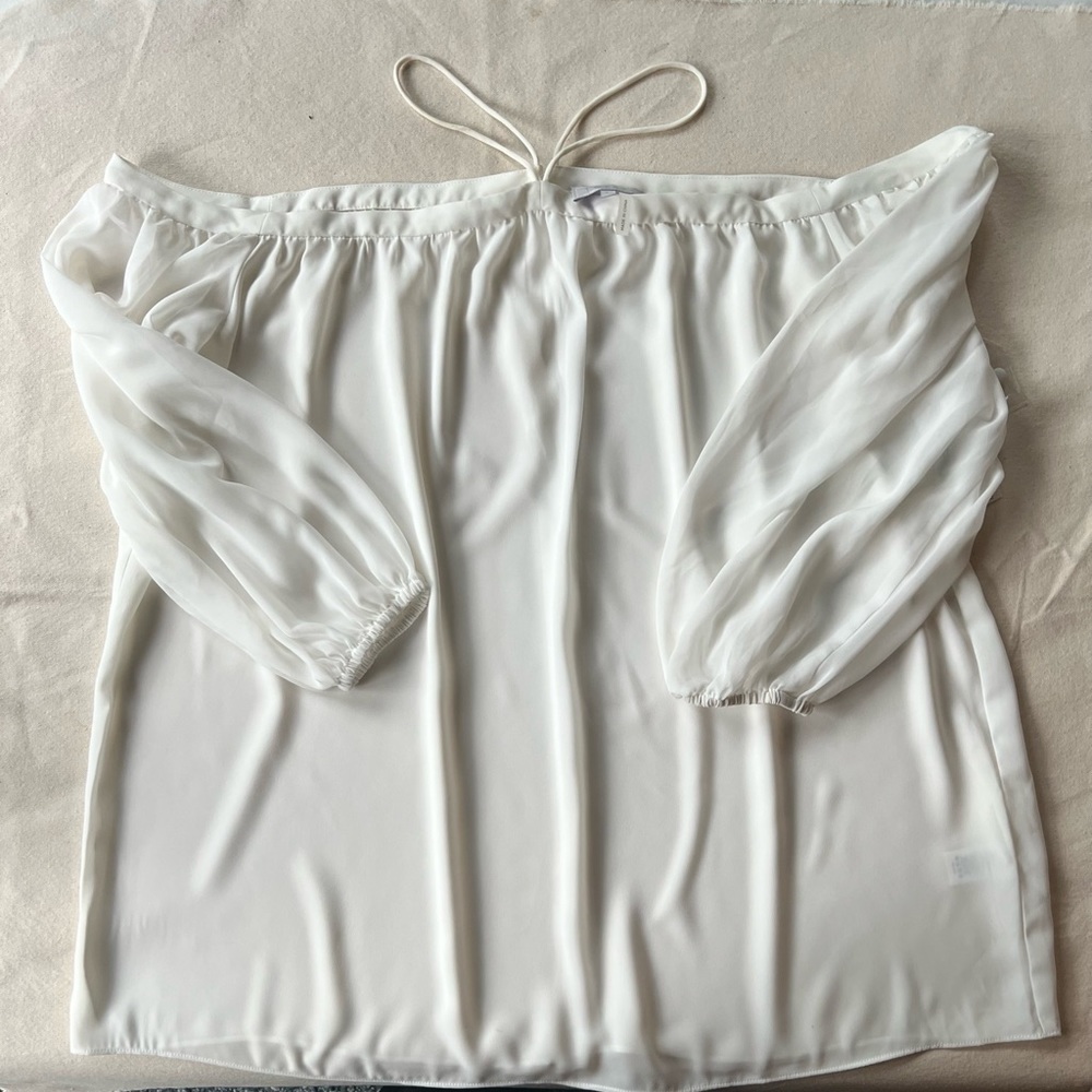 Cold shoulder, off-white light-weight top